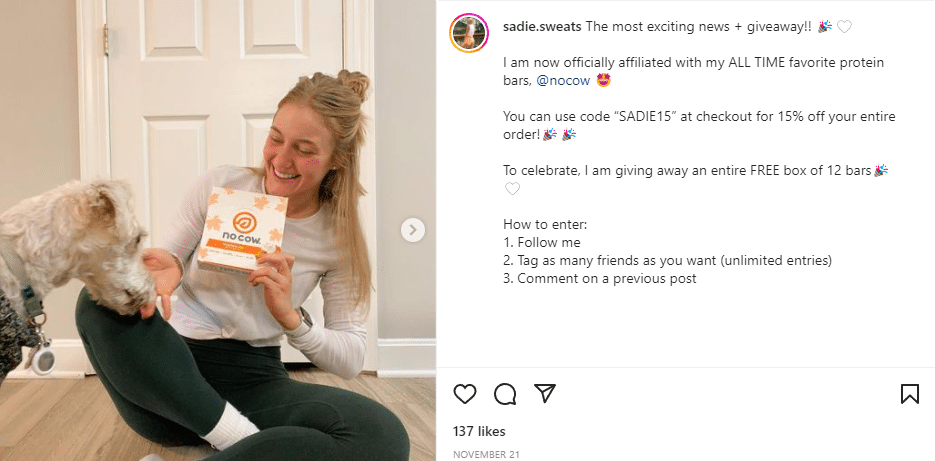 Un influencer promocionando barritas de proteína en Instagram con su código de afiliado único