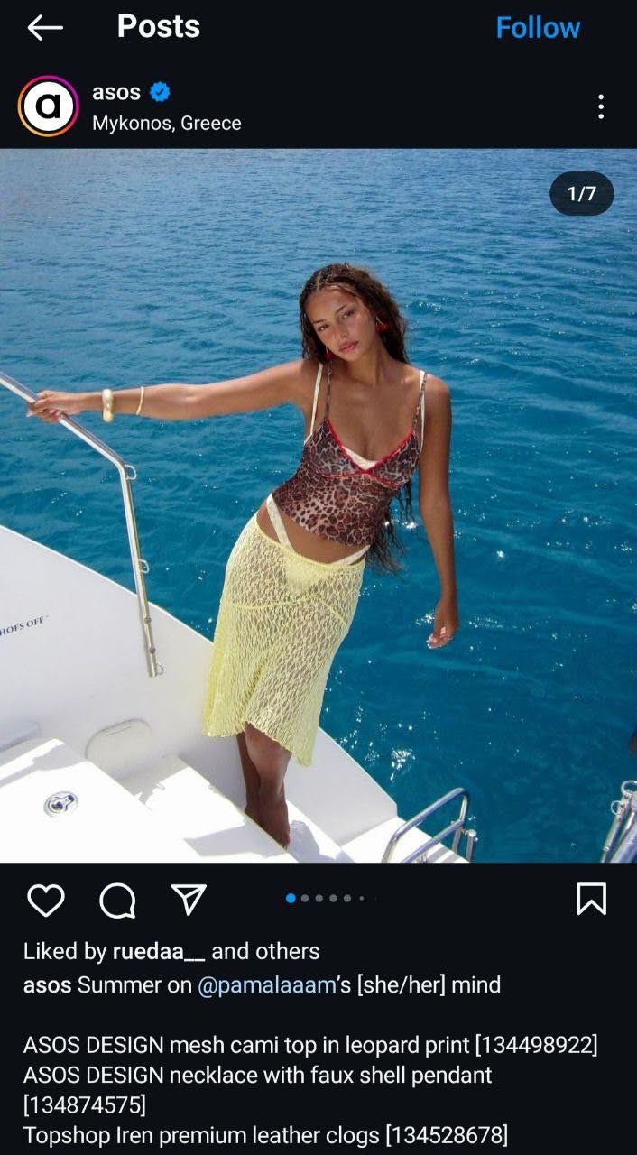 Una captura de pantalla de una publicación de Instagram de @asos mostrando ropa con los códigos de los artículos en el pie de foto.