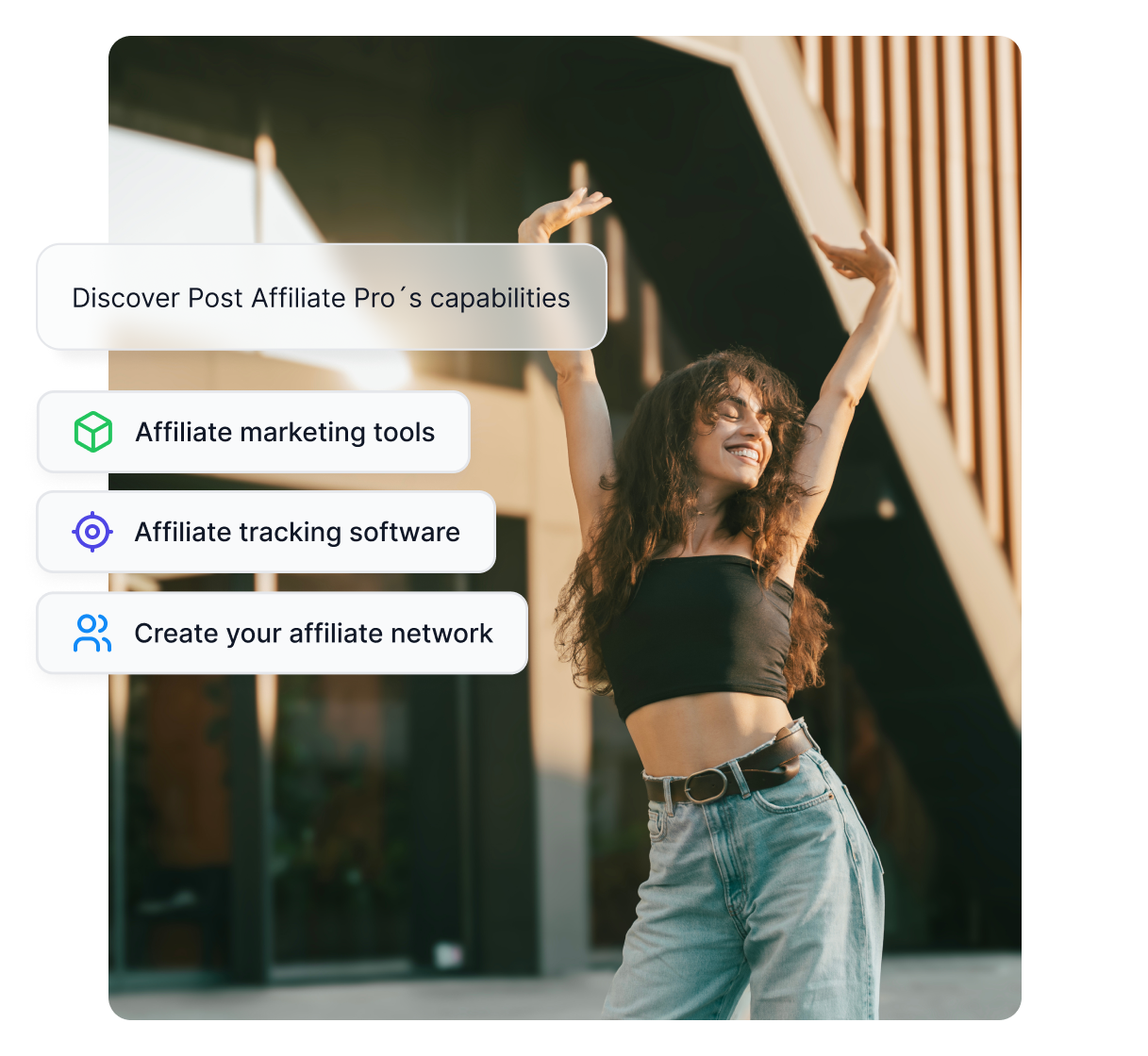 Una imagen de una mujer feliz con las manos en alto y textos emergentes mostrando las capacidades de Post Affiliate Pro.