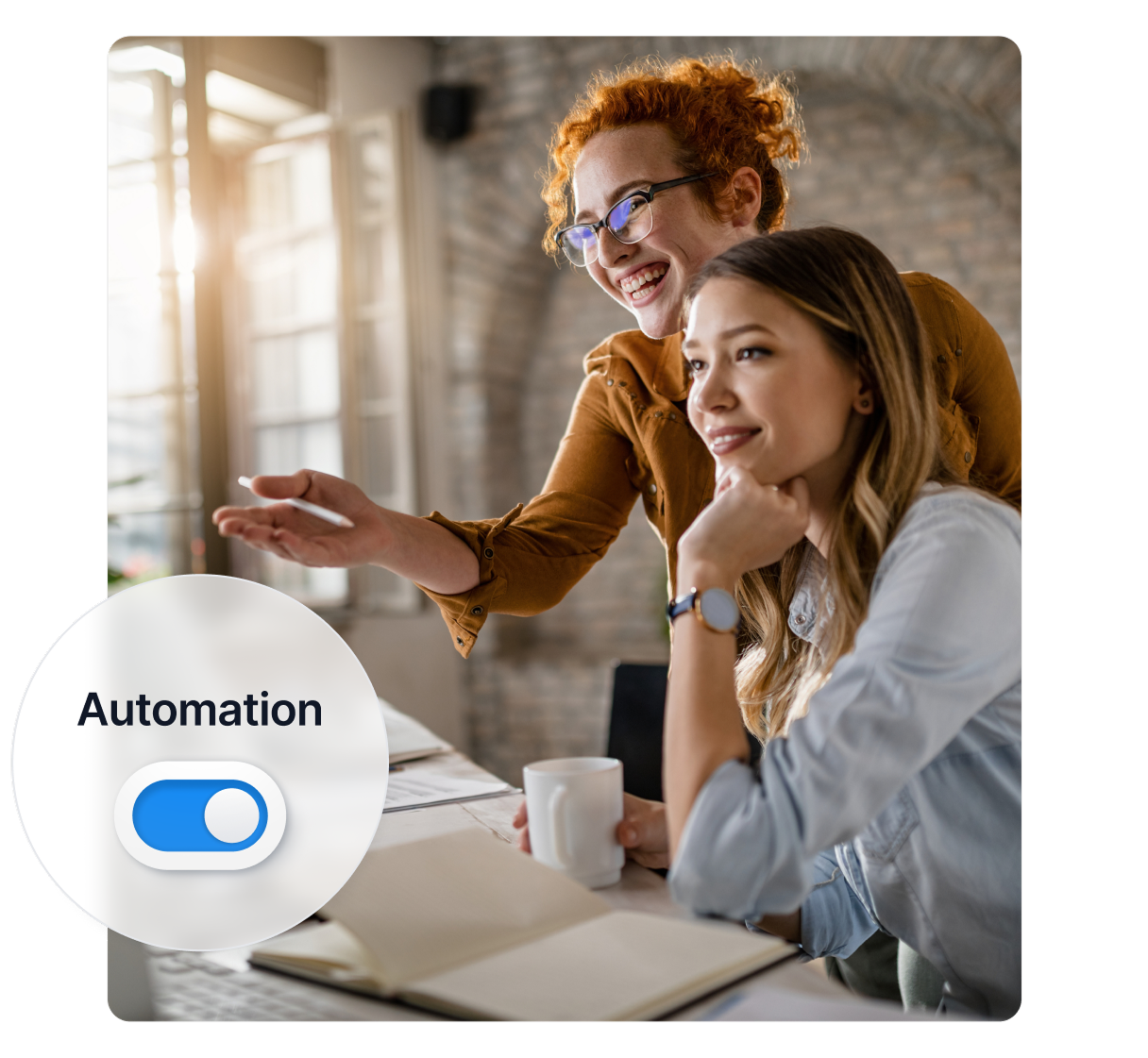 Imagen de archivo de una mujer al teléfono, junto a una ilustración sencilla que muestra cómo funciona Post Affiliate Pro, junto con varias insignias de premios.